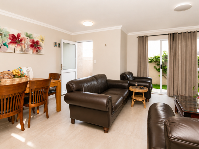 Stunning Pet-Friendly Ground Floor Apartment in Sought-After Saint Square Estate - Photo 6