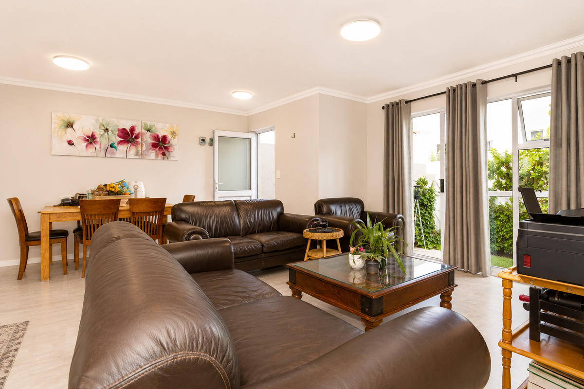 Stunning Pet-Friendly Ground Floor Apartment in Sought-After Saint Square Estate - Photo 3