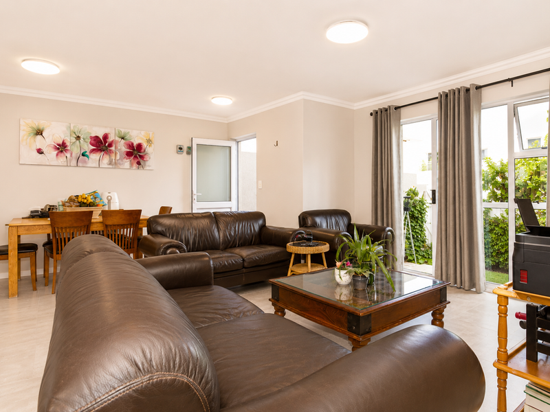 Stunning Pet-Friendly Ground Floor Apartment in Sought-After Saint Square Estate - Photo 3