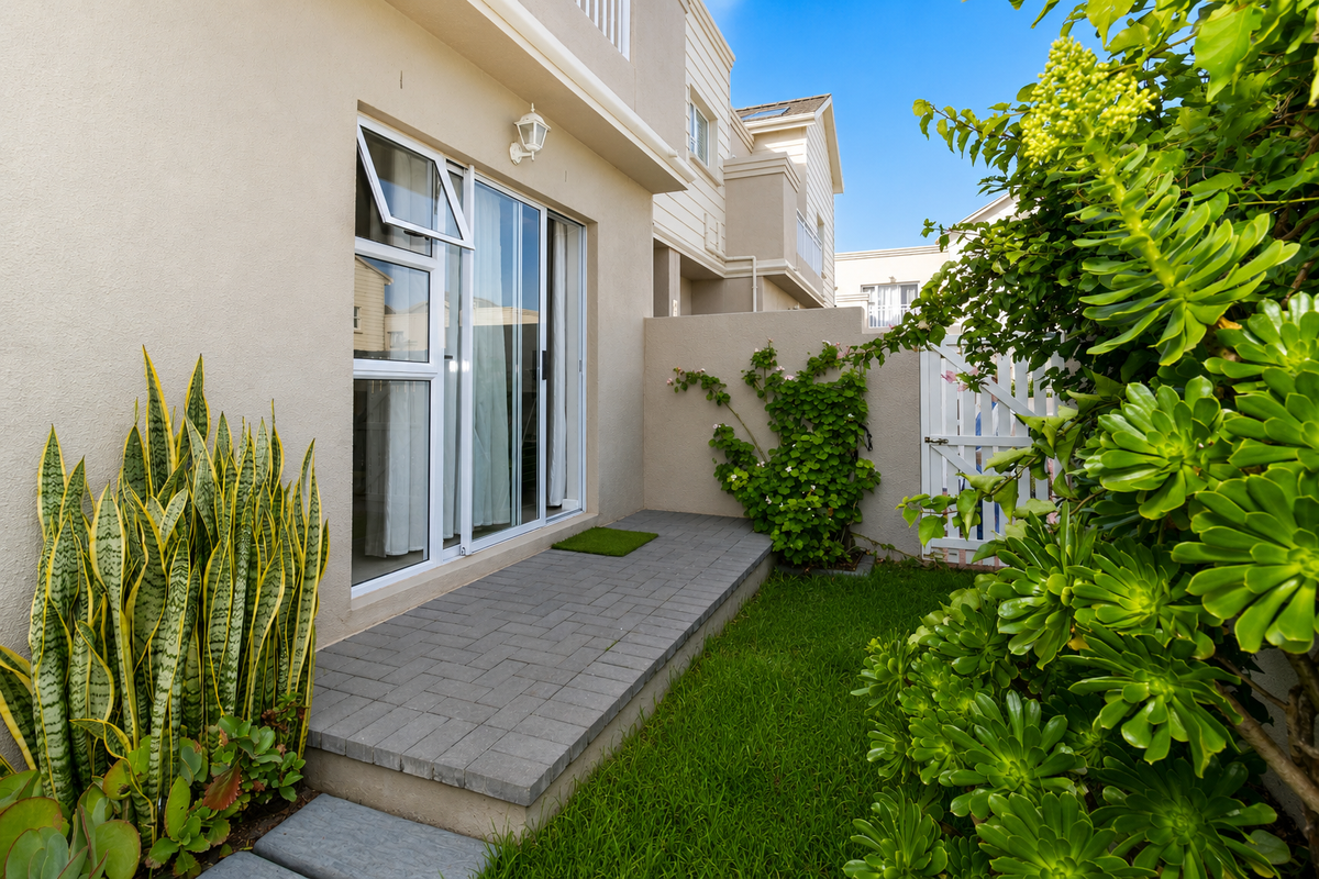 Stunning Pet-Friendly Ground Floor Apartment in Sought-After Saint Square Estate - Photo 2