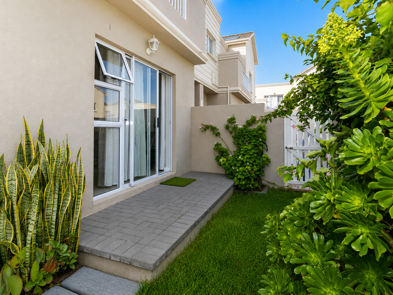 Stunning Pet-Friendly Ground Floor Apartment in Sought-After Saint Square Estate - Photo 2