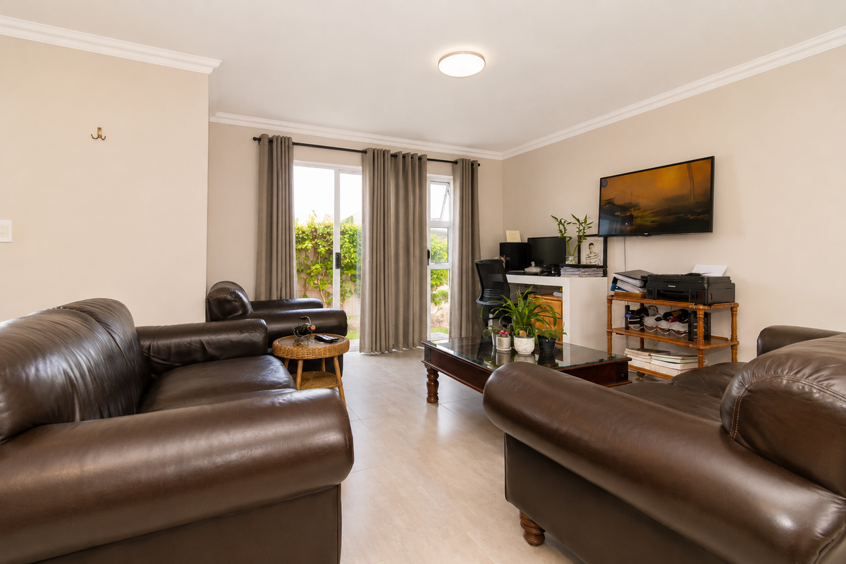 Stunning Pet-Friendly Ground Floor Apartment in Sought-After Saint Square Estate - Photo 4