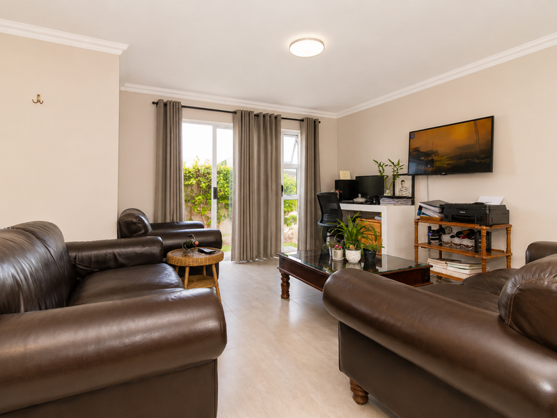 Stunning Pet-Friendly Ground Floor Apartment in Sought-After Saint Square Estate - Photo 4