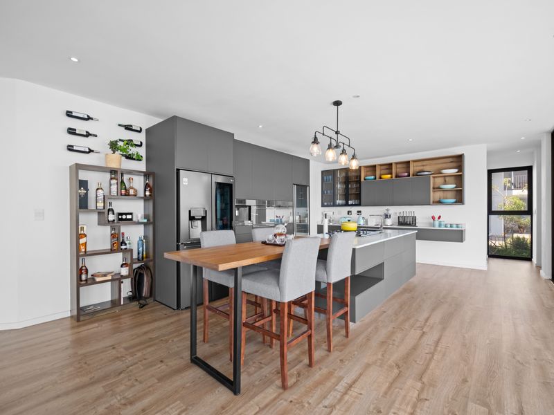 4 Bedroom Stunning Coastal Family Home in Seaton Estate - Photo 4