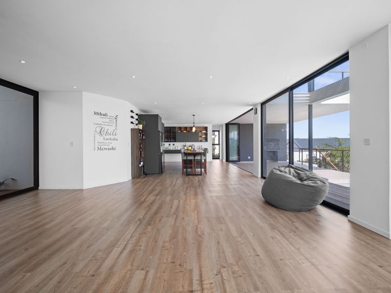 4 Bedroom Stunning Coastal Family Home in Seaton Estate - Photo 10