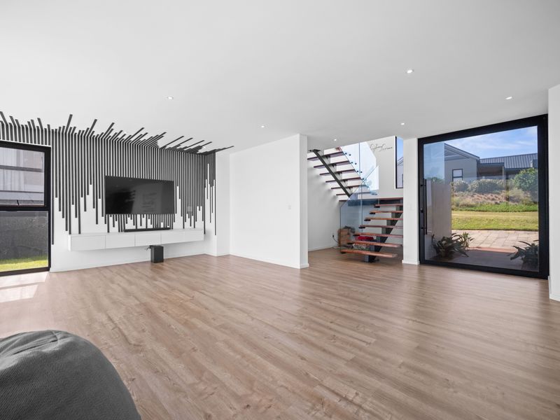 4 Bedroom Stunning Coastal Family Home in Seaton Estate - Photo 8