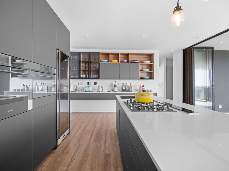 4 Bedroom Stunning Coastal Family Home in Seaton Estate - Photo 7