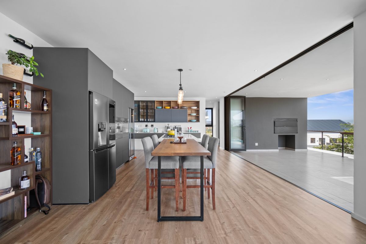 4 Bedroom Stunning Coastal Family Home in Seaton Estate - Photo 5