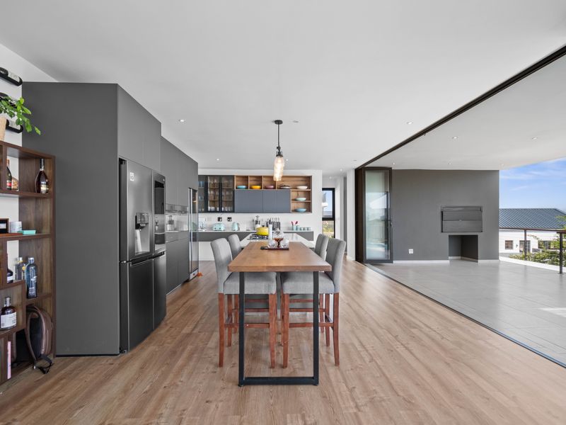 4 Bedroom Stunning Coastal Family Home in Seaton Estate - Photo 5