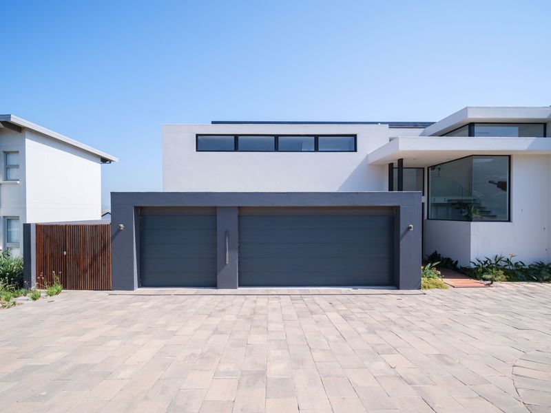4 Bedroom Stunning Coastal Family Home in Seaton Estate - Photo 2