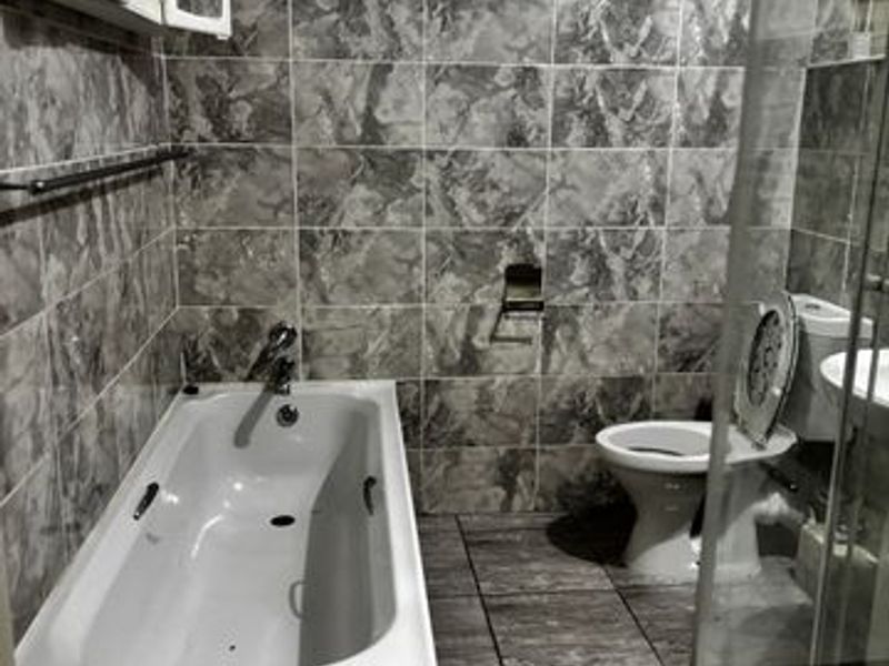 One bed spacious apartment - Photo 6