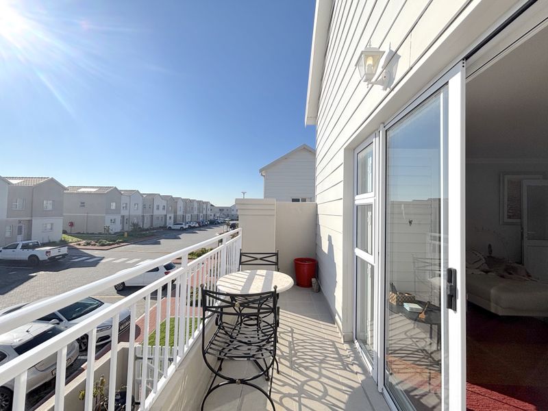 Modern 2 bedroom corner apartment in sought-after Saint Squar - Photo 8