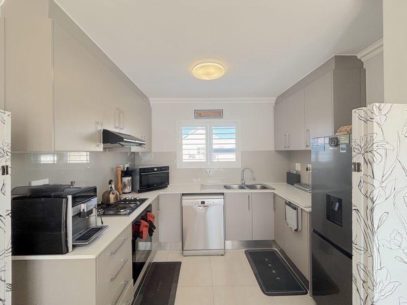 Modern 2 bedroom corner apartment in sought-after Saint Squar - Photo 7