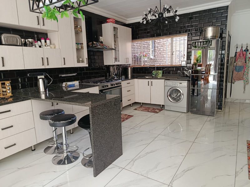 3 bedroom 4 bathroom Pet-Friendly Double Storey Townhouse To Rent in Brackendowns, Alberton - Photo 1