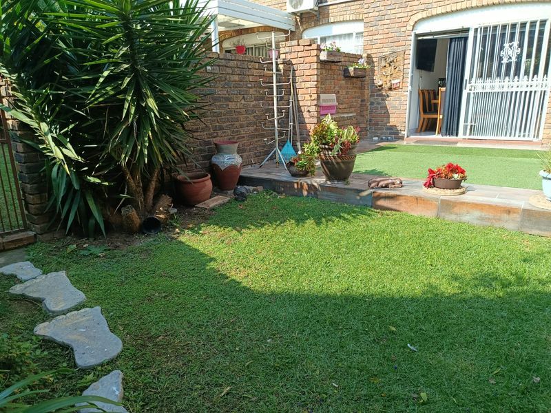3 bedroom 4 bathroom Pet-Friendly Double Storey Townhouse To Rent in Brackendowns, Alberton - Photo 8