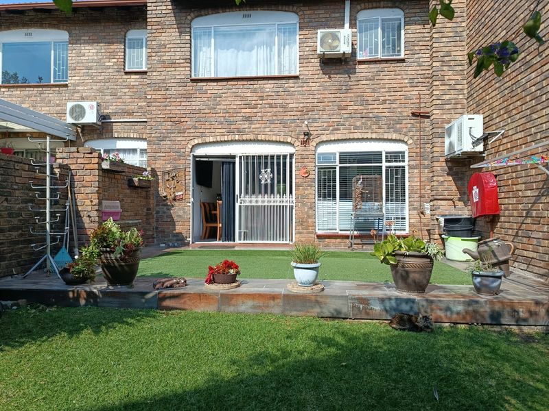 3 bedroom 4 bathroom Pet-Friendly Double Storey Townhouse To Rent in Brackendowns, Alberton - Photo 7