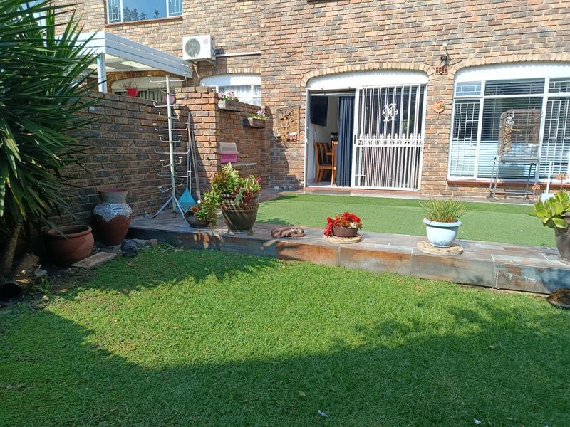 3 bedroom 4 bathroom Pet-Friendly Double Storey Townhouse To Rent in Brackendowns, Alberton - Photo 6
