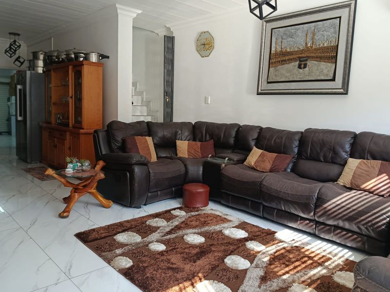 3 bedroom 4 bathroom Pet-Friendly Double Storey Townhouse To Rent in Brackendowns, Alberton - Photo 3