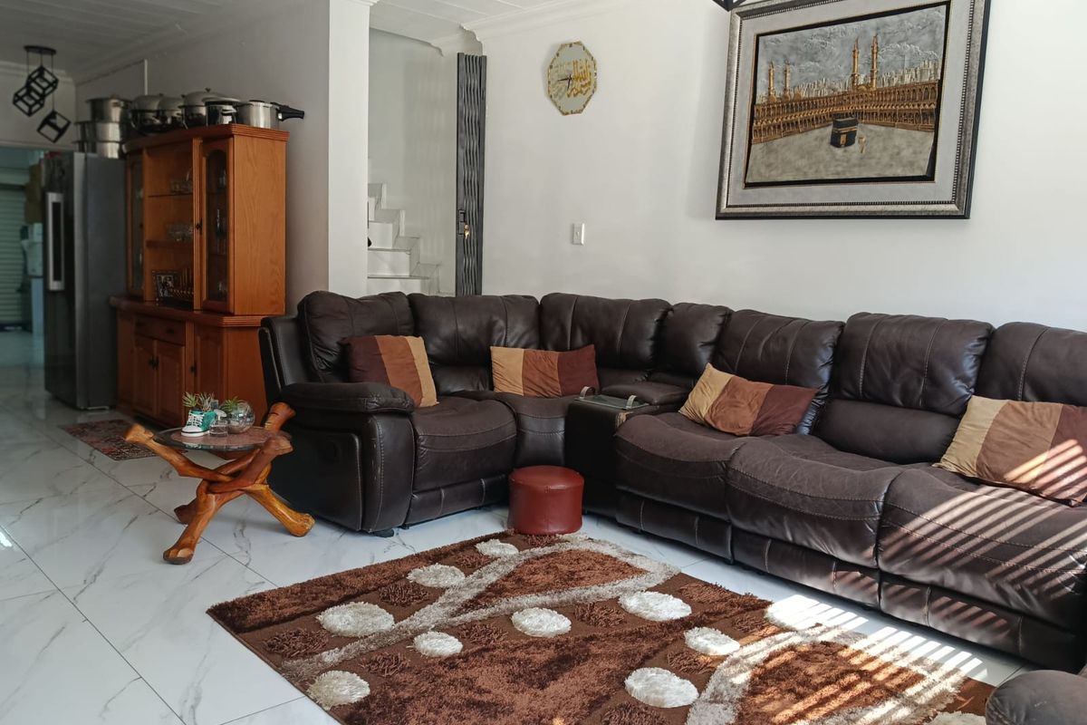 3 bedroom 4 bathroom Pet-Friendly Double Storey Townhouse To Rent in Brackendowns, Alberton - Photo 3