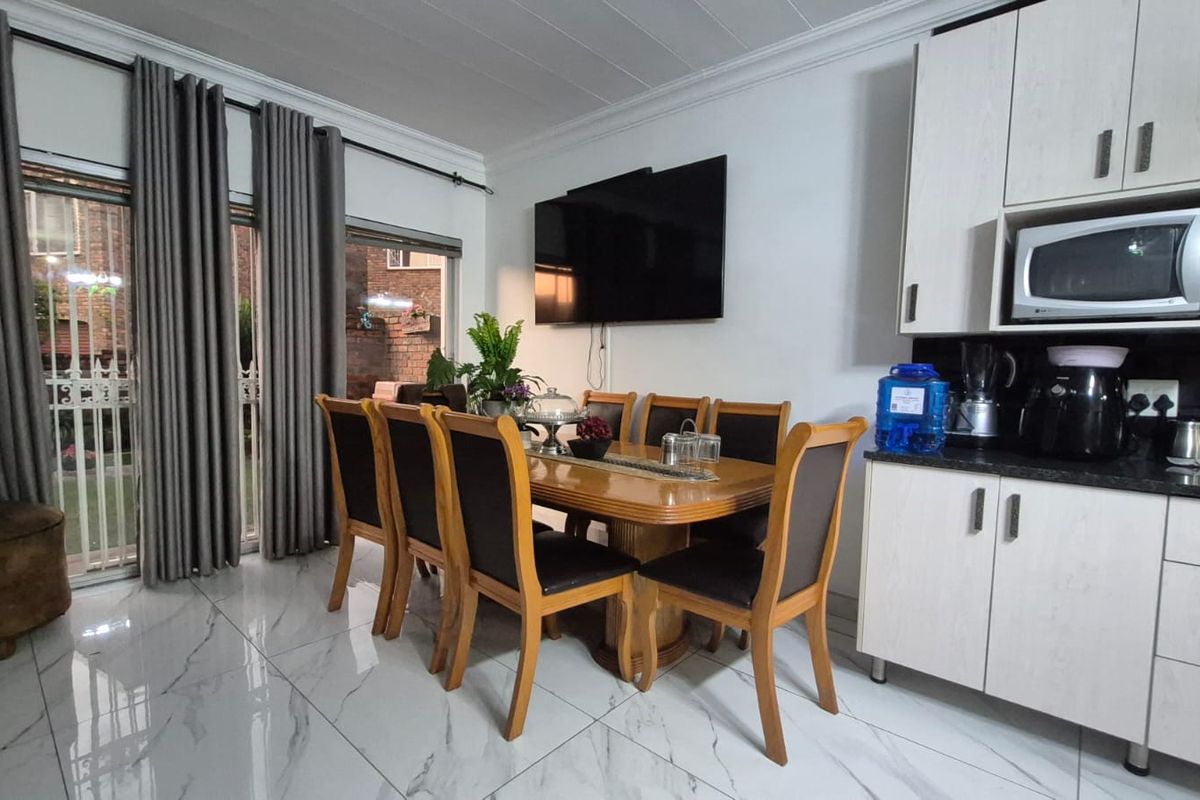 3 bedroom 4 bathroom Pet-Friendly Double Storey Townhouse To Rent in Brackendowns, Alberton - Photo 2