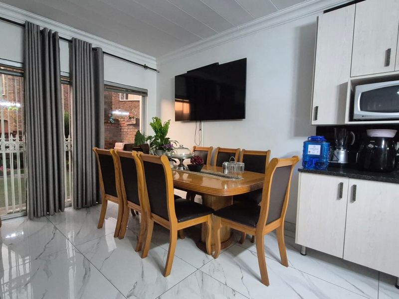 3 bedroom 4 bathroom Pet-Friendly Double Storey Townhouse To Rent in Brackendowns, Alberton - Photo 2