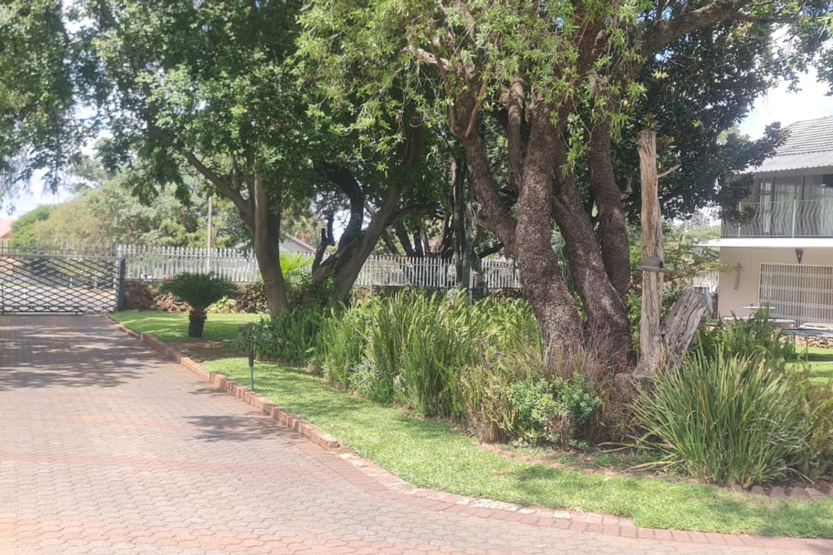 Spacious Family Home for Rent – Protea Park - Photo 4
