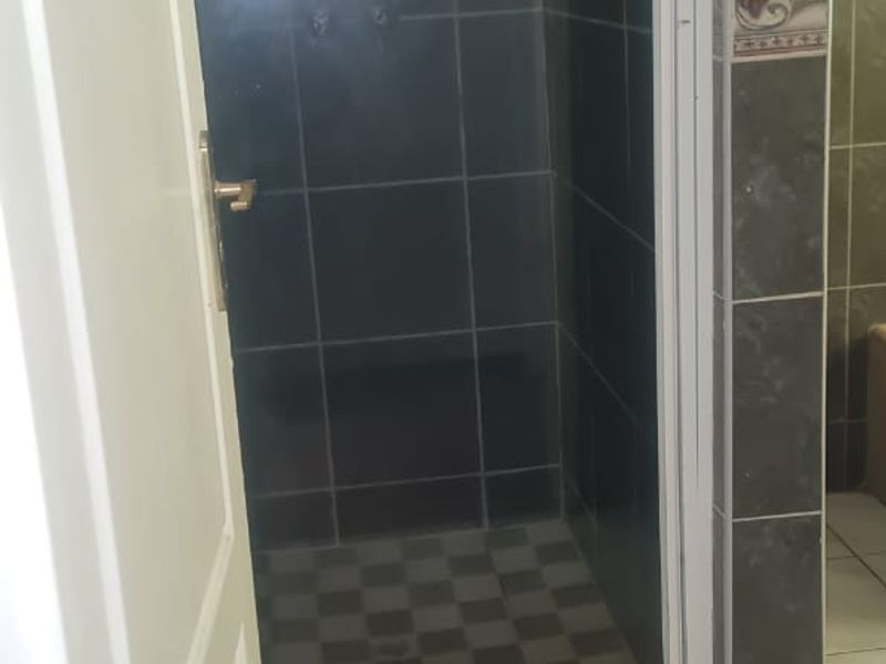 Spacious Family Home for Rent – Protea Park - Photo 7