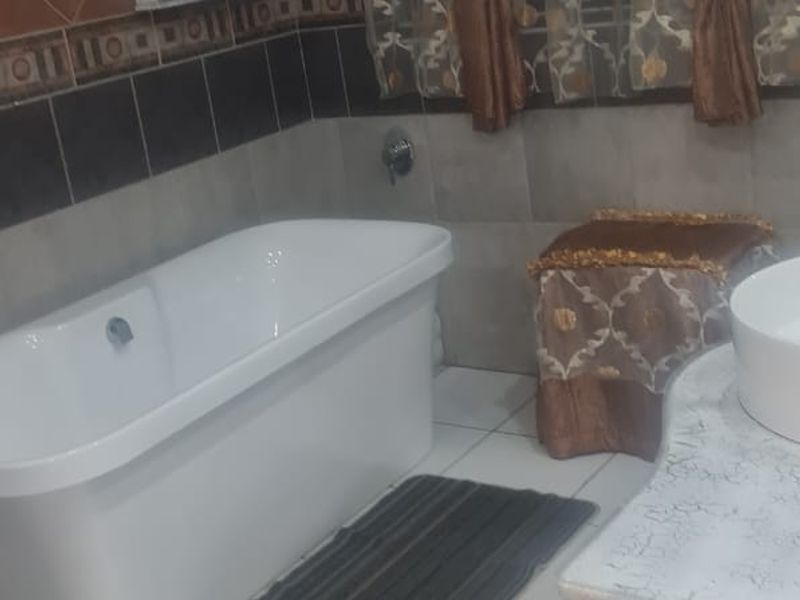 Spacious Family Home for Rent – Protea Park - Photo 6