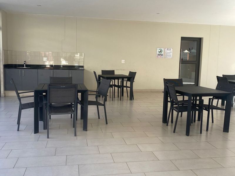 Modern 2-Bedroom, 2-Bathroom Apartment To Let - Photo 2