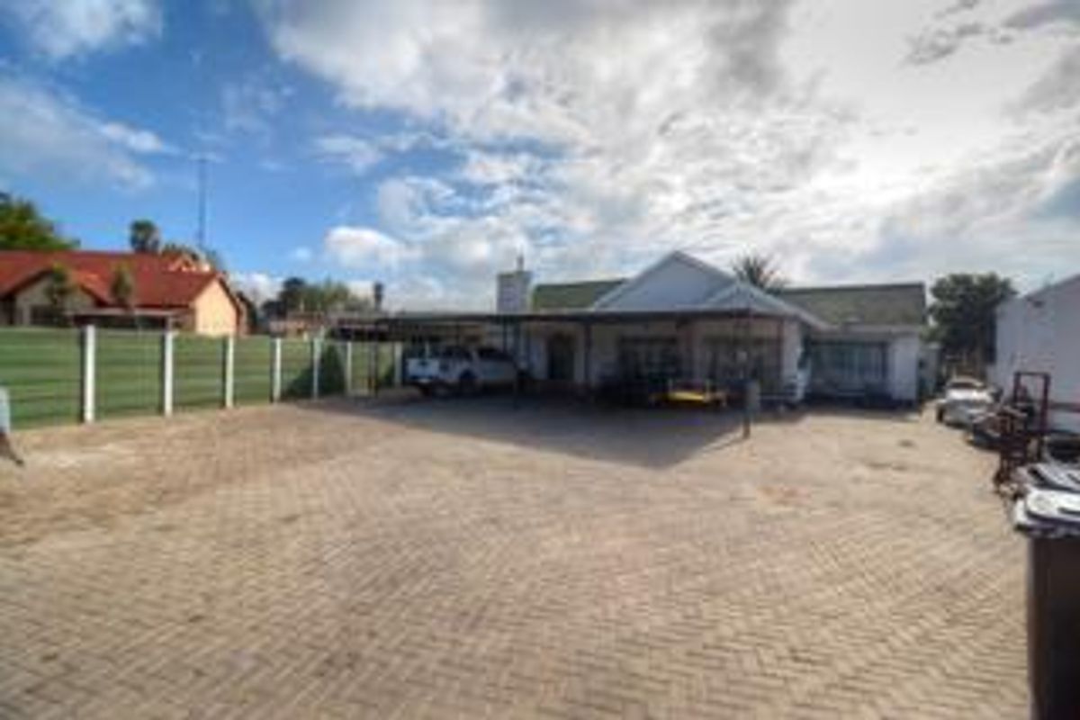 Home, 2 Cottages, Borehole & Generator!! - Photo 2