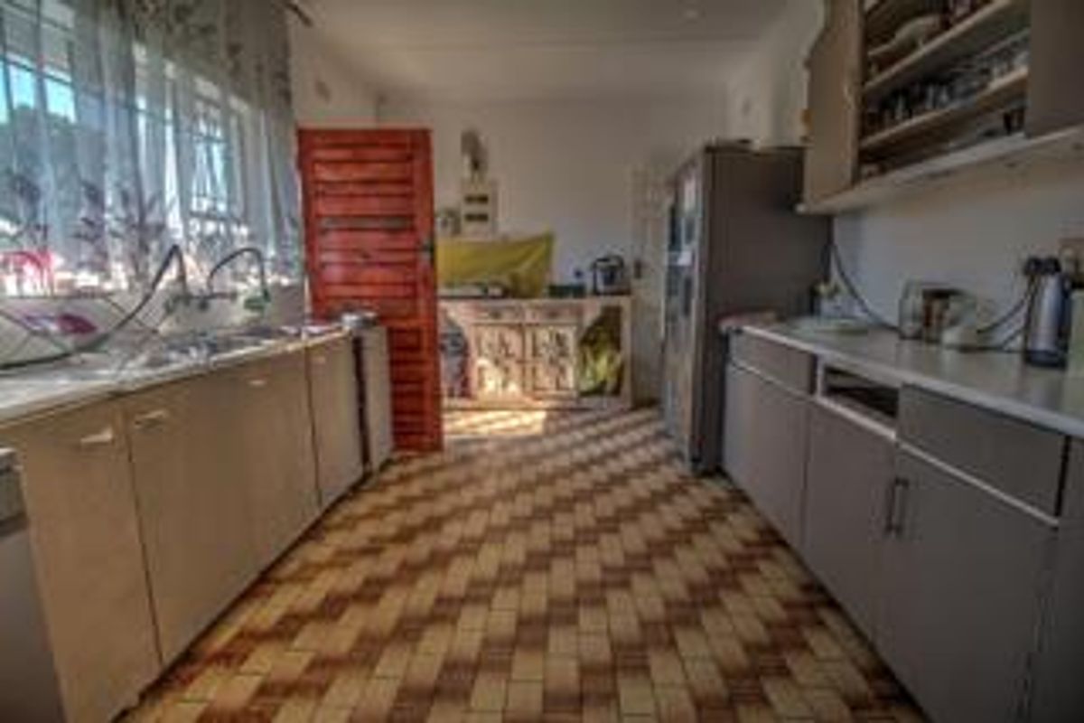 Home, 2 Cottages, Borehole & Generator!! - Photo 4