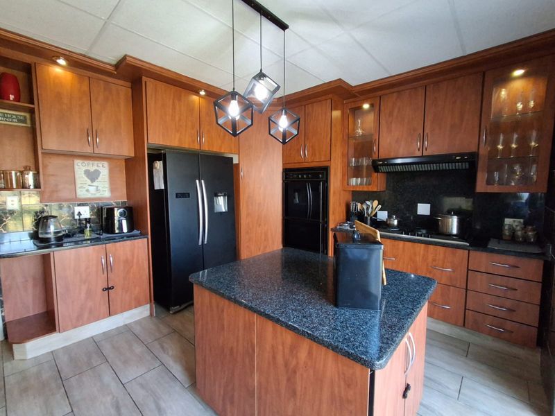 Spacious Family Living with Income Potential in the Heart of Kempton Park Ext 2 - Photo 10