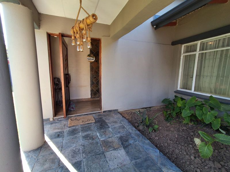 Spacious Family Living with Income Potential in the Heart of Kempton Park Ext 2 - Photo 2