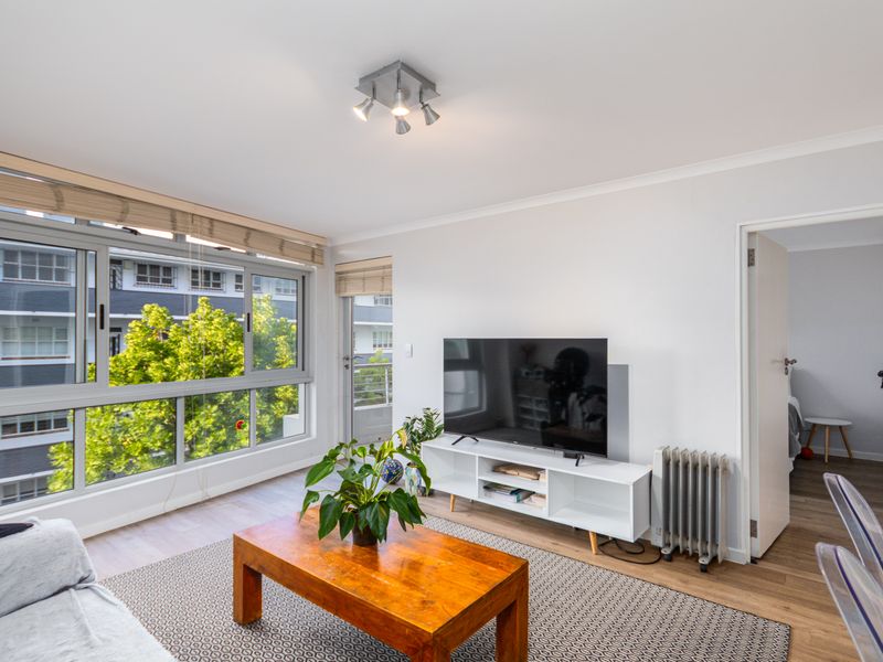 Fully Furnished Classy 2 Bedroom for Rent in Sea Point - Photo 1