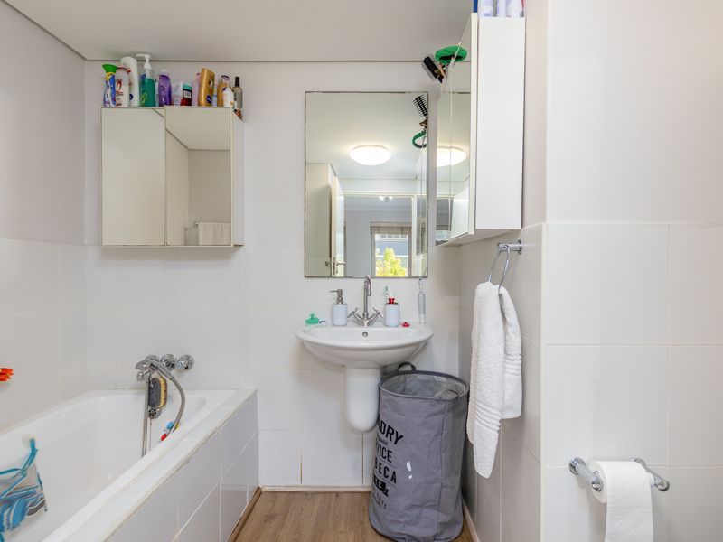 Fully Furnished Classy 2 Bedroom for Rent in Sea Point - Photo 8