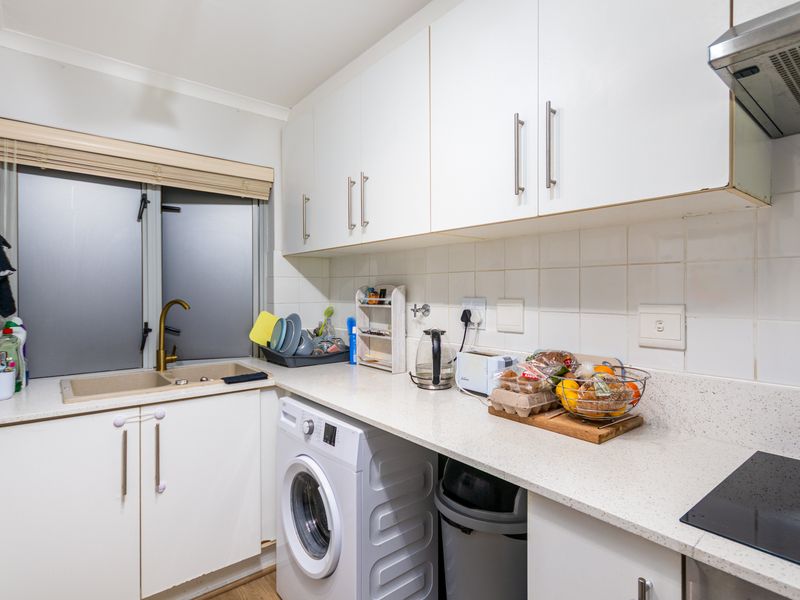 Fully Furnished Classy 2 Bedroom for Rent in Sea Point - Photo 5