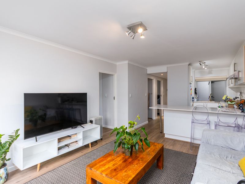 Fully Furnished Classy 2 Bedroom for Rent in Sea Point - Photo 2