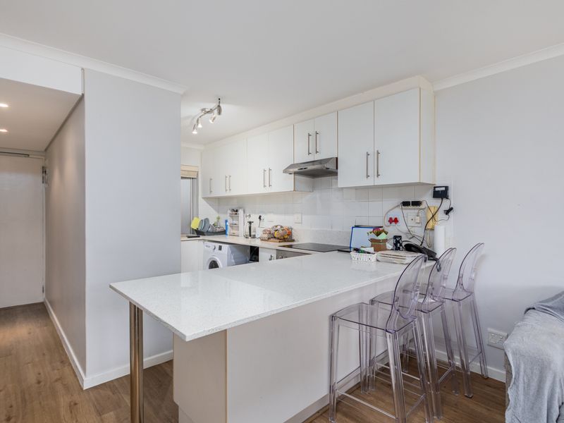 Fully Furnished Classy 2 Bedroom for Rent in Sea Point - Photo 3