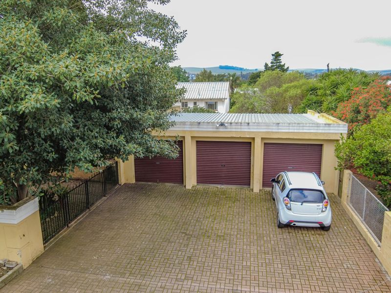 Charming 4-Bedroom Family Home with Spacious Flatlet – Moorreesburg - Photo 7