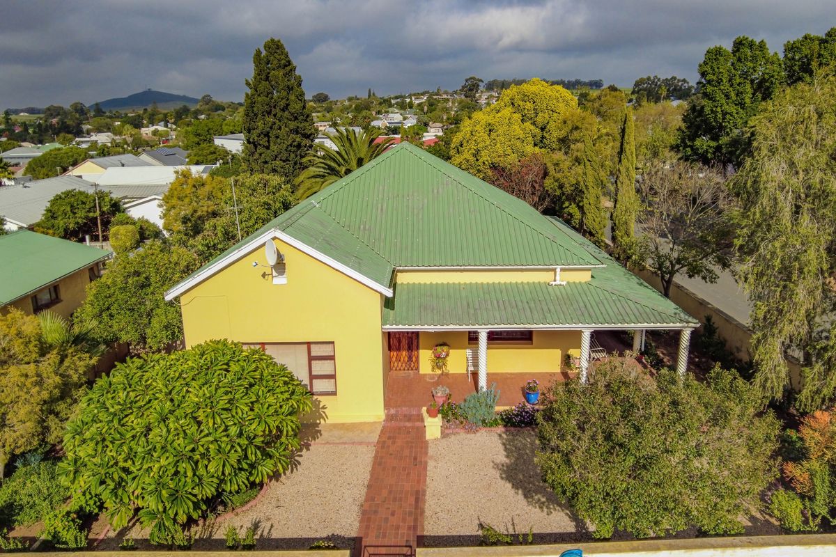 Charming 4-Bedroom Family Home with Spacious Flatlet – Moorreesburg - Photo 2