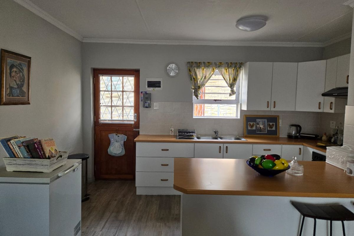 MODERN, SPACIOUS 2 BEDROOM UNIT IN THE SOUGHT AFTER MONTMEDY RETIREMENT VILLAGE - Photo 4