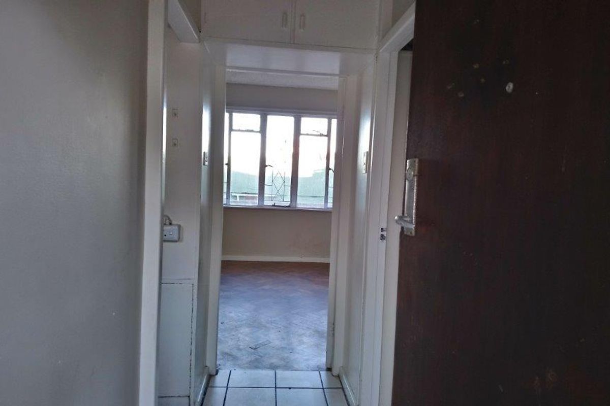 BATCHELOR APARTMENT FOR SALE - Photo 2