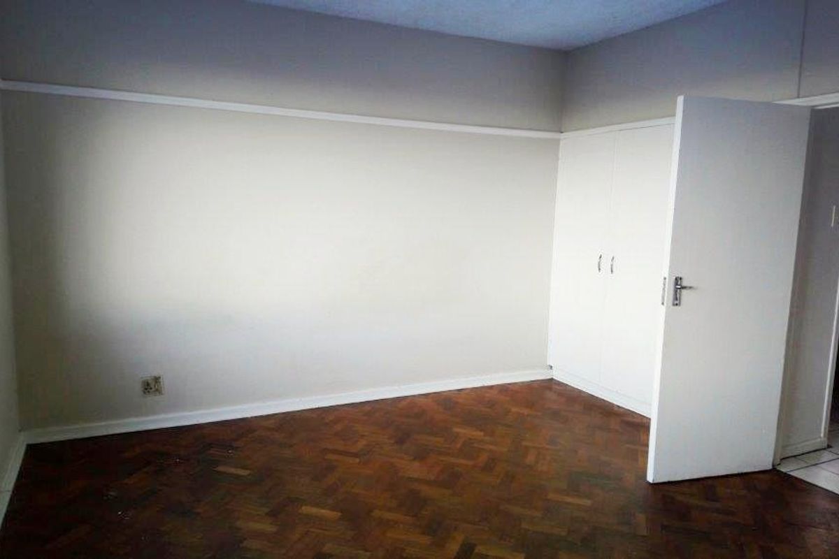 BATCHELOR APARTMENT FOR SALE - Photo 5