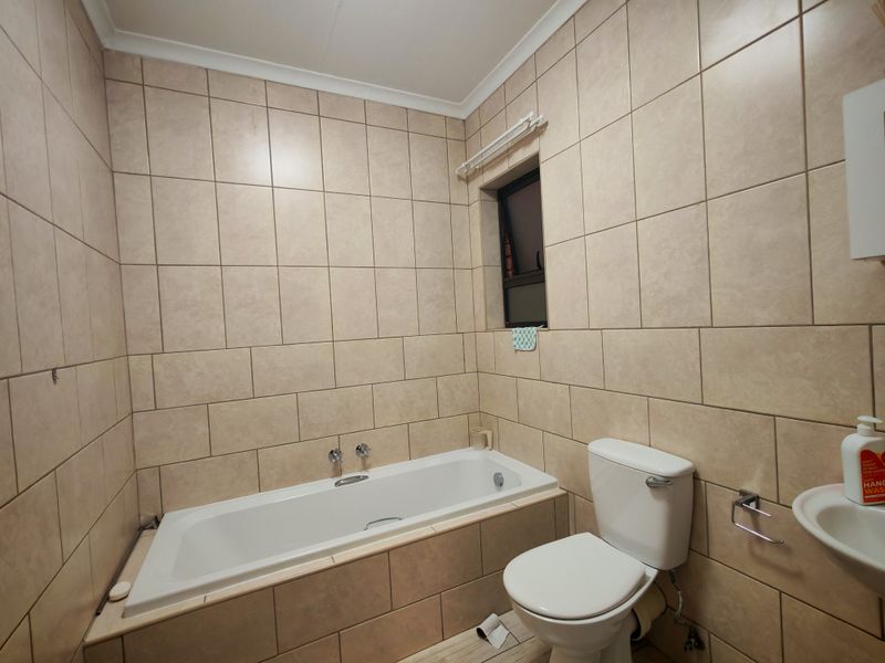 NEAT 2 BED APARTMENT - Photo 10