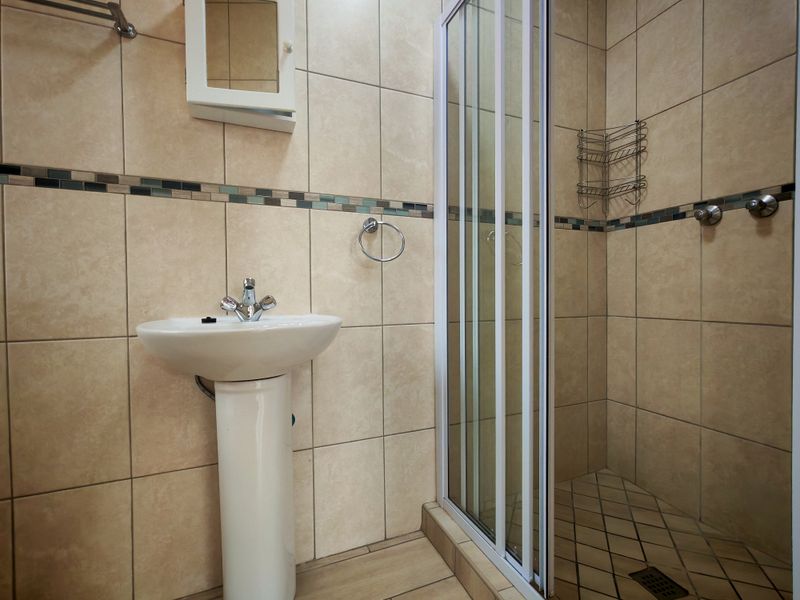NEAT 2 BED APARTMENT - Photo 8