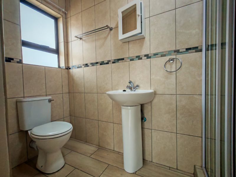 NEAT 2 BED APARTMENT - Photo 7