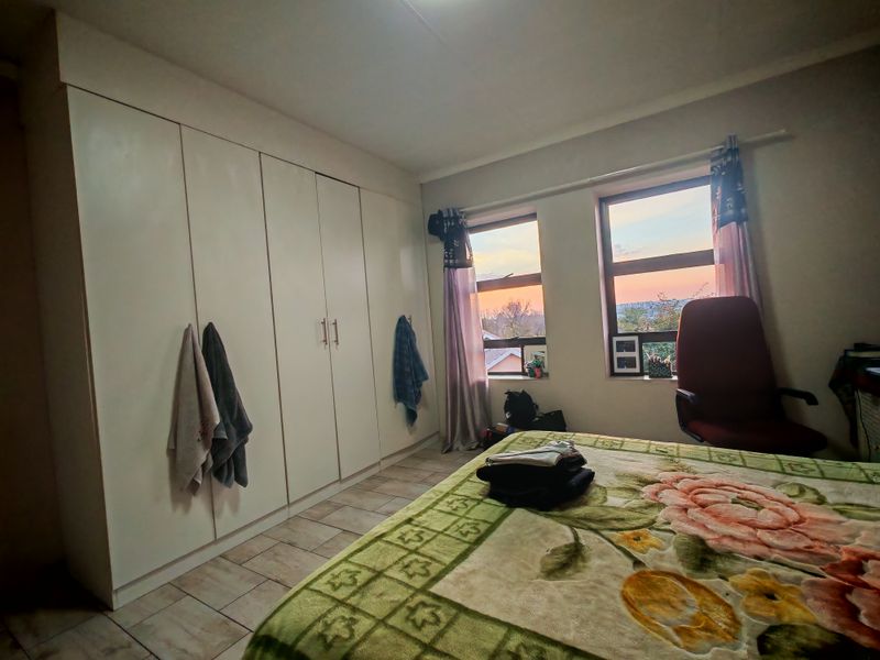 NEAT 2 BED APARTMENT - Photo 6
