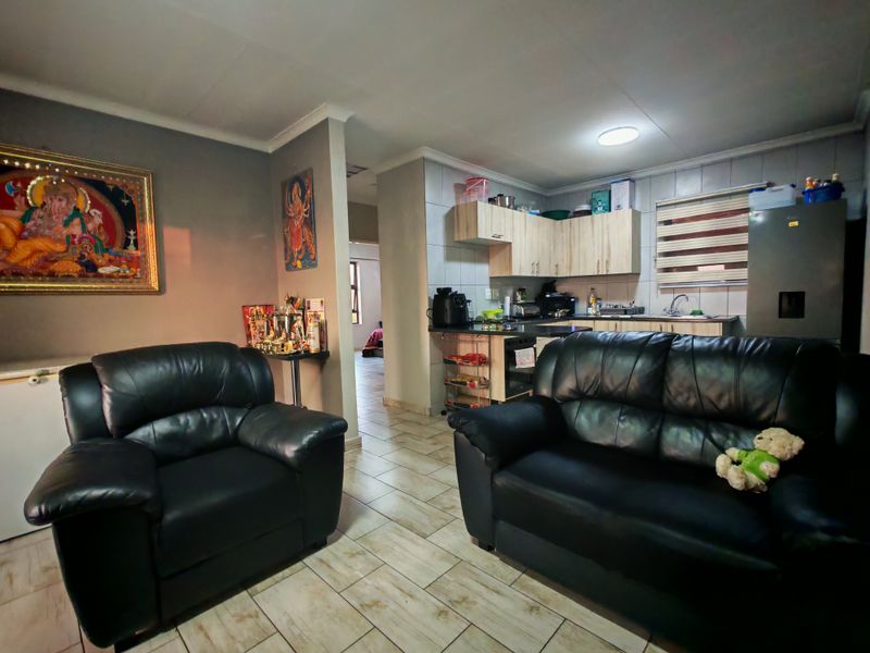 NEAT 2 BED APARTMENT - Photo 4