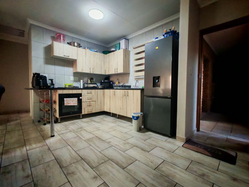 NEAT 2 BED APARTMENT - Photo 2