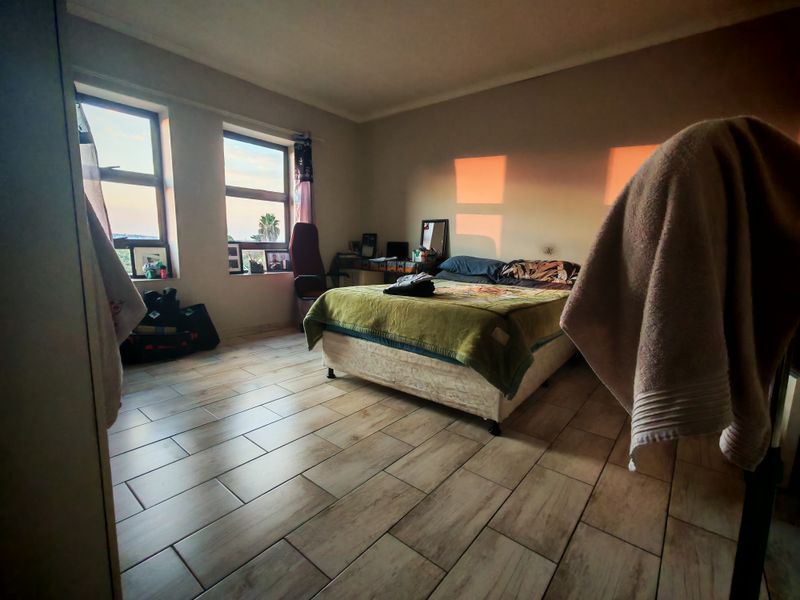 NEAT 2 BED APARTMENT - Photo 5